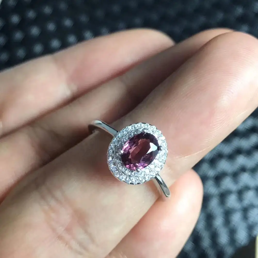 Классическое кольцо из красного драгоценного камня с серебром