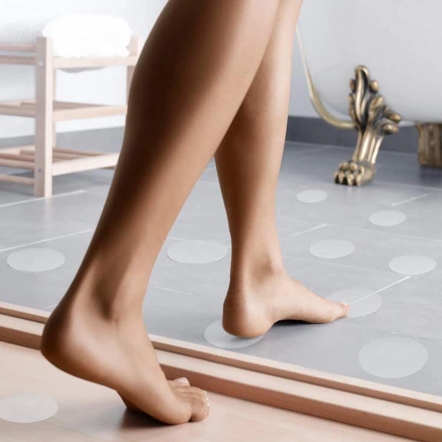 Босые женские ноги на деревянном полу