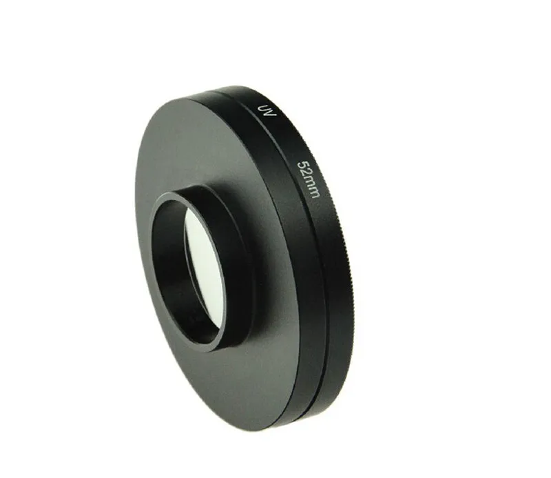 Installation du filtre UV 37mm sur GoPro, geste de vissage précis pour protéger l'objectif