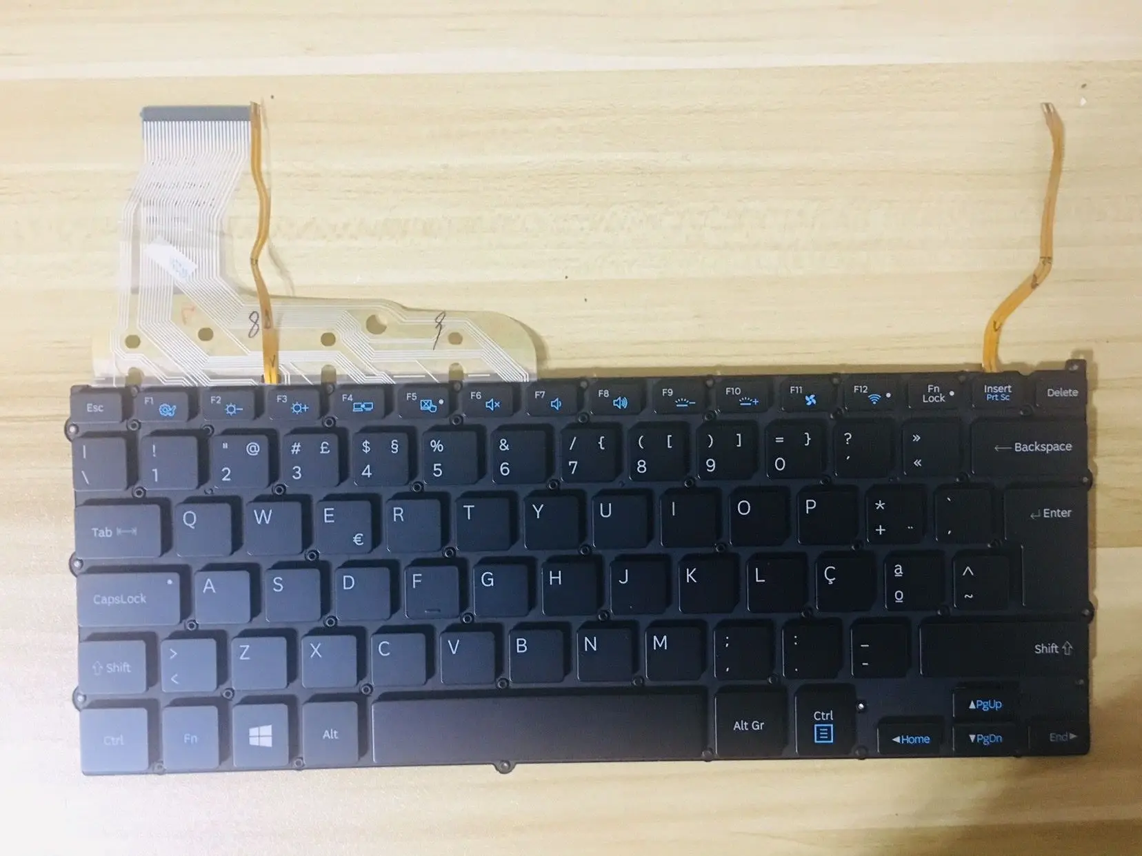 

New keyboard for SAMSUNG NP940X3G NP940X3F NP940X3K Portuguese layout