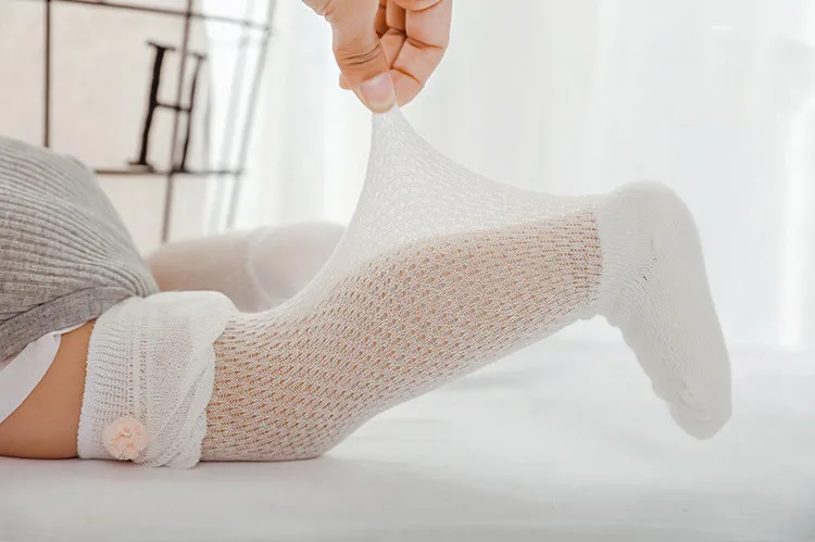Летние носки для маленьких девочек, тонкие сетчатые длинные носки, дышащие хлопковые кружевные детские носки с бантом, носки-тапочки для малышей
