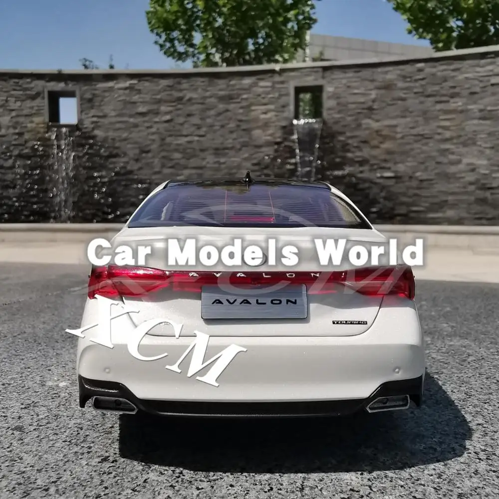 Литая модель автомобиля Для Avalon 1:18(белый)+ маленький подарок