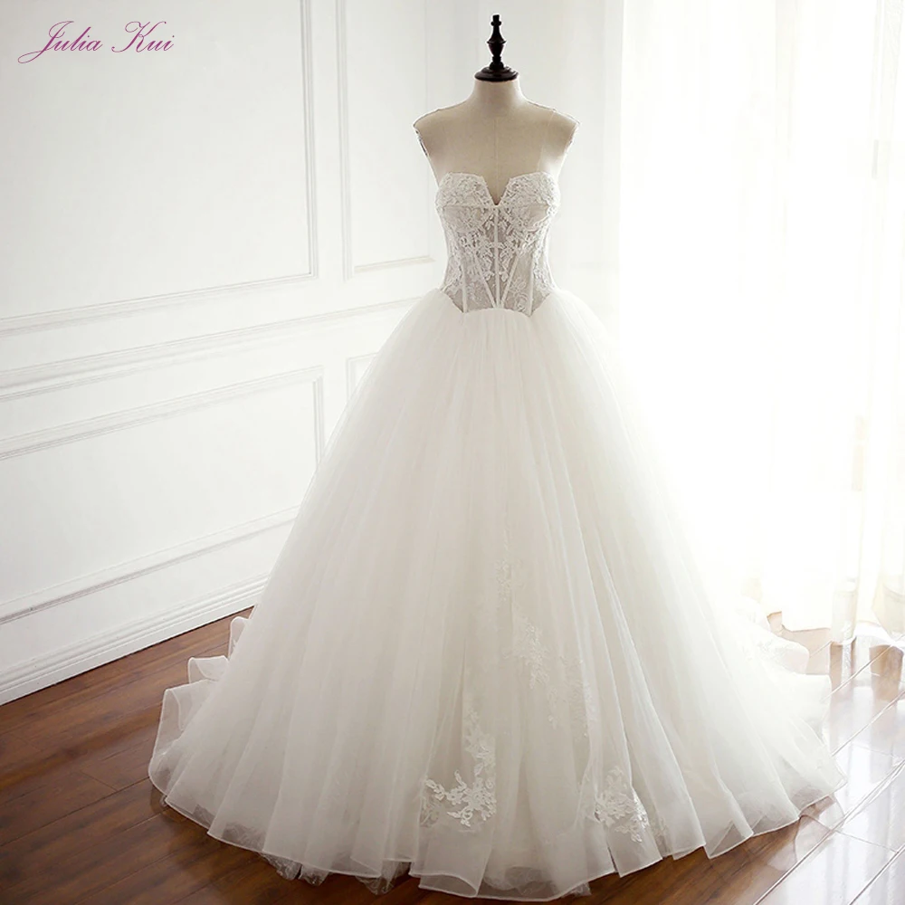 Julia Kui элегантный тюль цвета слоновой кости линия свадебное платье с кортом Поезд Атласное белое свадебное платье без бретелек