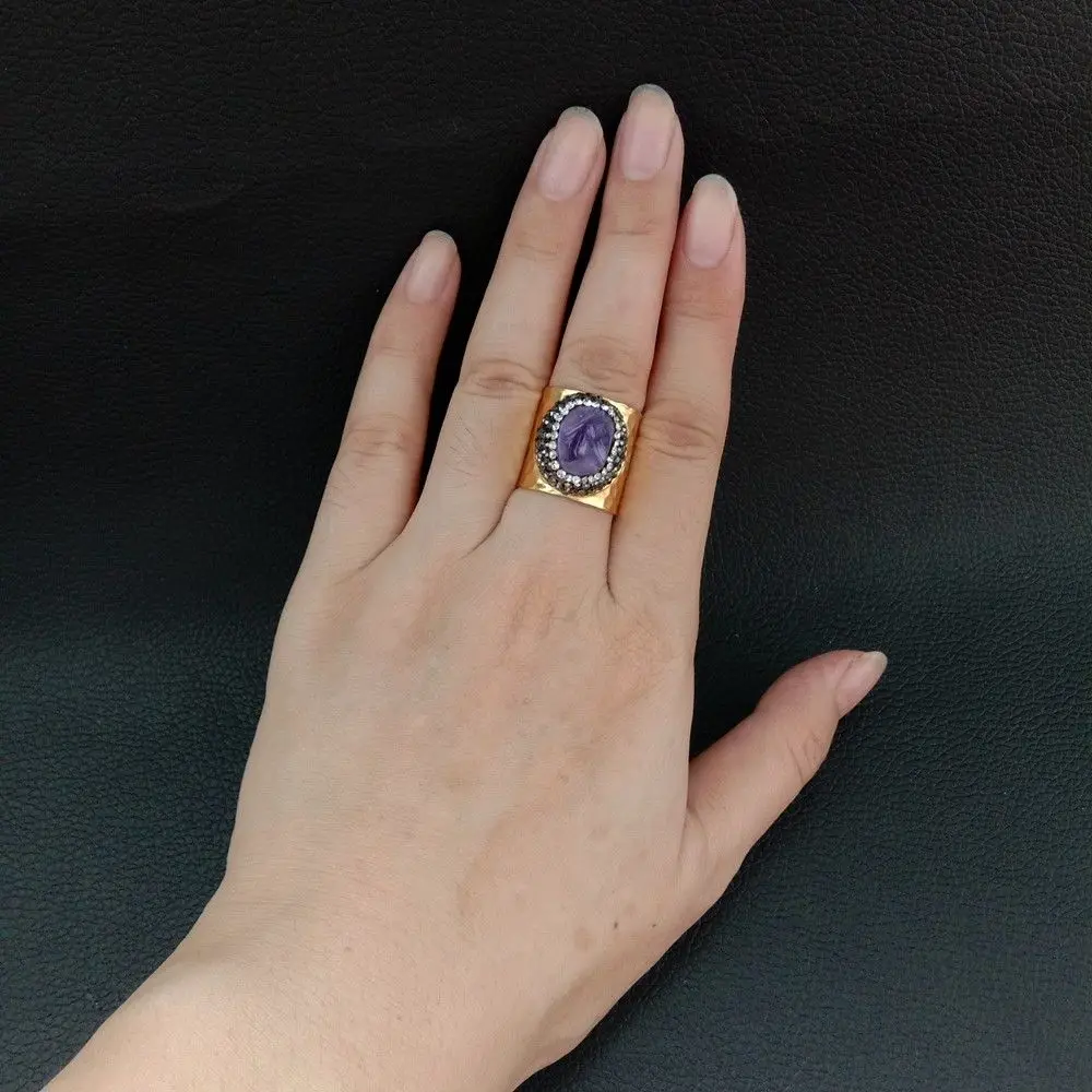 Кольцо с натуральным фиолетовым чароитовым золотым покрытием