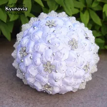 Kyunovia элегантная белая цвета слоновой кости свадебные цветы атласные розы серебряные бусины Свадебные букеты кружевная брошь букет 14 дополнительных цветов FE63
