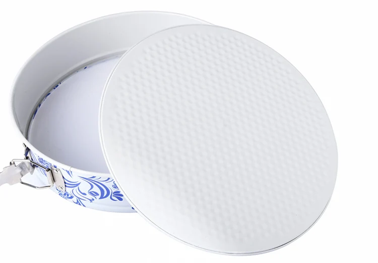 Removable bottom cake pan