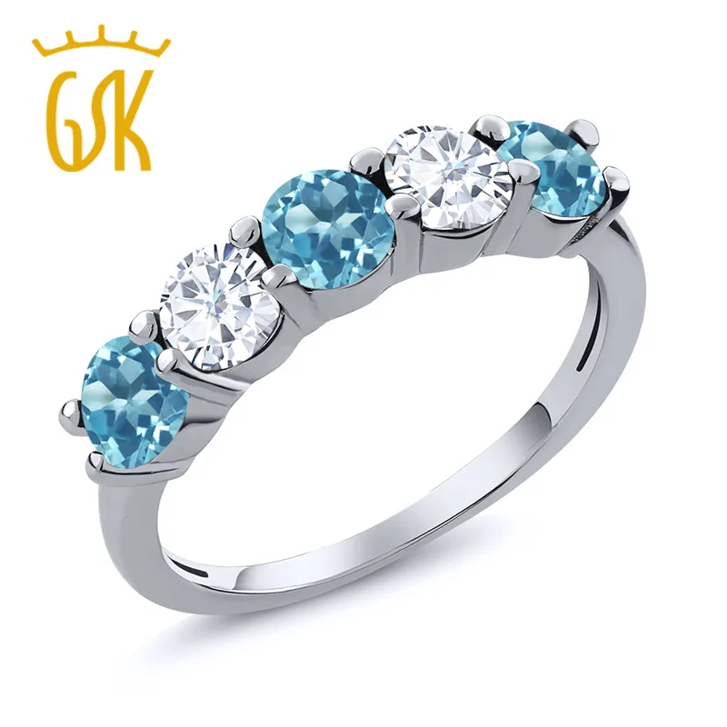 Gem Stone King 925 Sterling Silver Band Ring Round Blue Topaz and Created Moissanite (IJK) 0.32ct (DEW) | Украшения и аксессуары