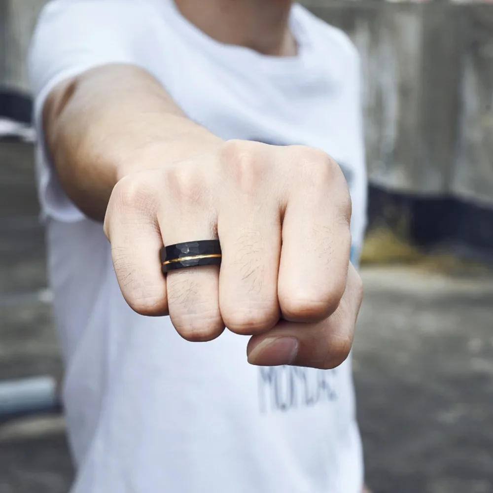 Cena Dusza mężczyźni nowy 8mm czarny z różowego złota pierścienie węglikowe wolframu mężczyźni młotek matowy wykończenie unikatowo zaprojektowana biżuteria obrączka prezent