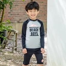 Купальный костюм для маленьких мальчиков, детская одежда для плавания с длинными рукавами, Детский комплект из двух предметов, красивый купальник в полоску с буквами для мальчиков, пляжная одежда