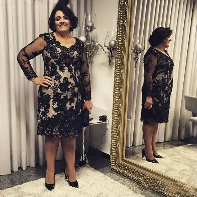 Illusion Lange Mouwen Black Lace Moeder van de Bruid Jurken voor Bruiloften Applicaties Korte Knie Lengte Vrouwen Avondjurken Illusion Lange Mouwen Black Lace Moeder van de Bruid Jurken voor Bruiloften Applicaties Korte Knie Lengte Vrouwen Avondjurken