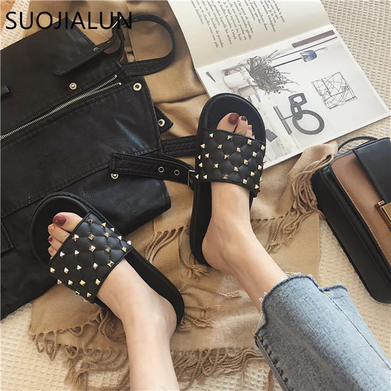 

SUOJIALUN 2019 Spring New Slippers Women Home Slippers Flip Flops Fashion Rivet Beach Slides Casual Woman Flat Sandals Shoes