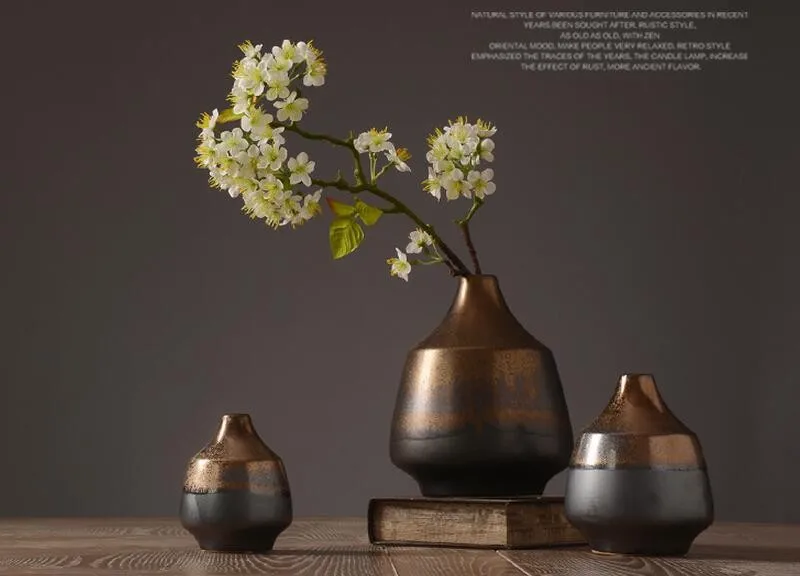 Nordic American Living Room Coffee Table Vase Is Inserted Between