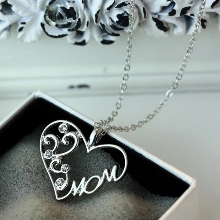 

2018 Moana Overwatch Fashion Korean Mother And Child Love "mom" Pendant Necklace Mother's Day Gifts Sweater Chain Necklaces For