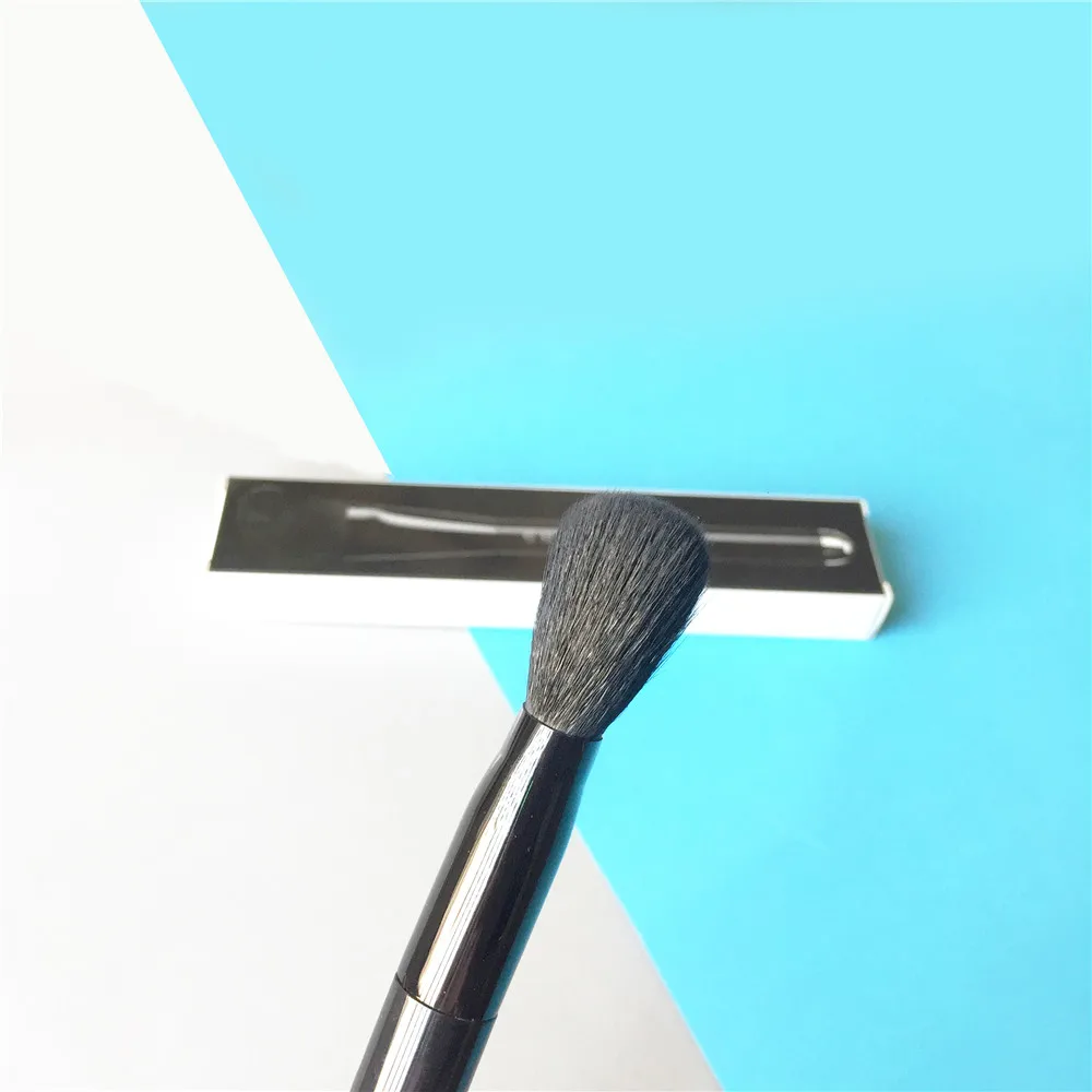 Marc Jacobs Angled Blush Brush #10 _ 4