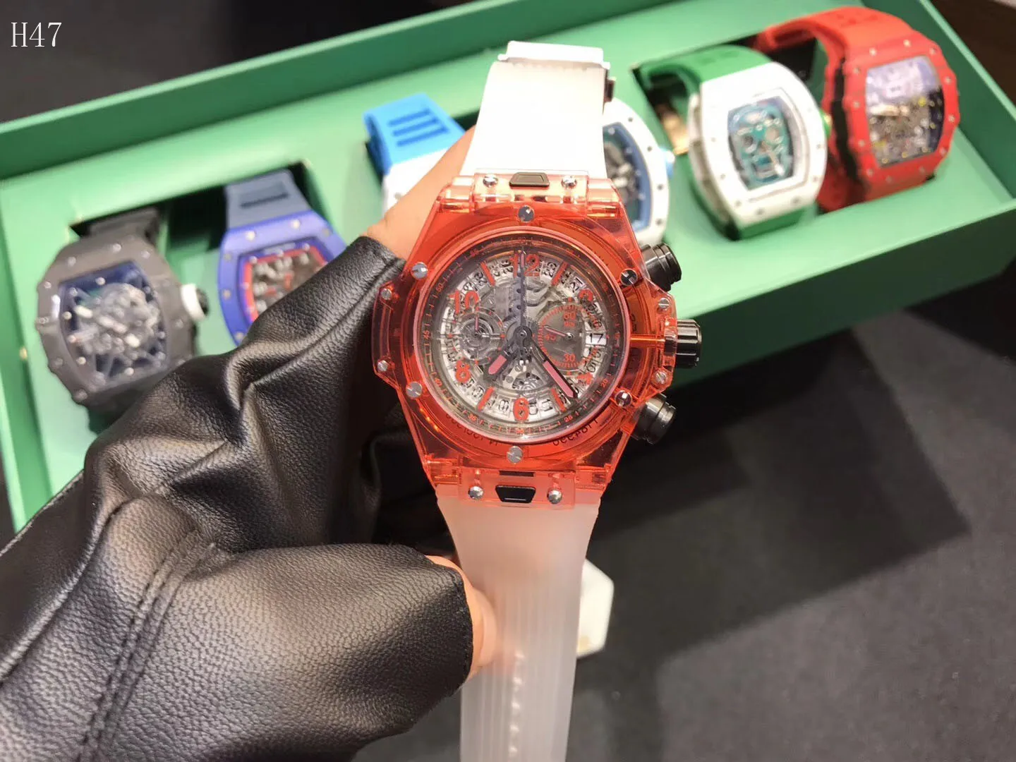 

2019 Style Fashion Watches Super Man Luxury Brand Red Watches Men Men's Watch Retro Quartz Relogio Masculion For Gift Rubber