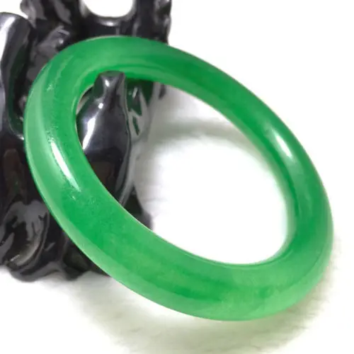 

2497 VINTAGE CHINA FASHION BEAUTIFUL EMERALD GREEN JADE GEM BANGLE