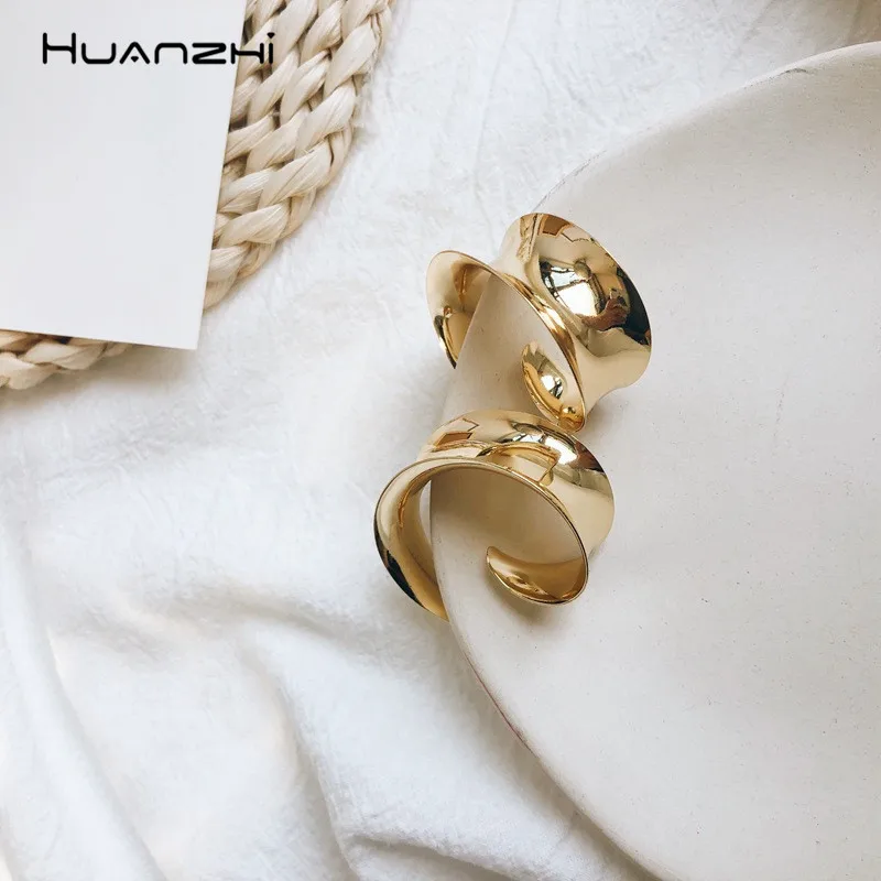 

HUANZHI C Shape S925 Minimalist Korean Gold Color Metal Geometric Alloy Chic Hoop Earrings for Women Girls Party Jewelry Gifts