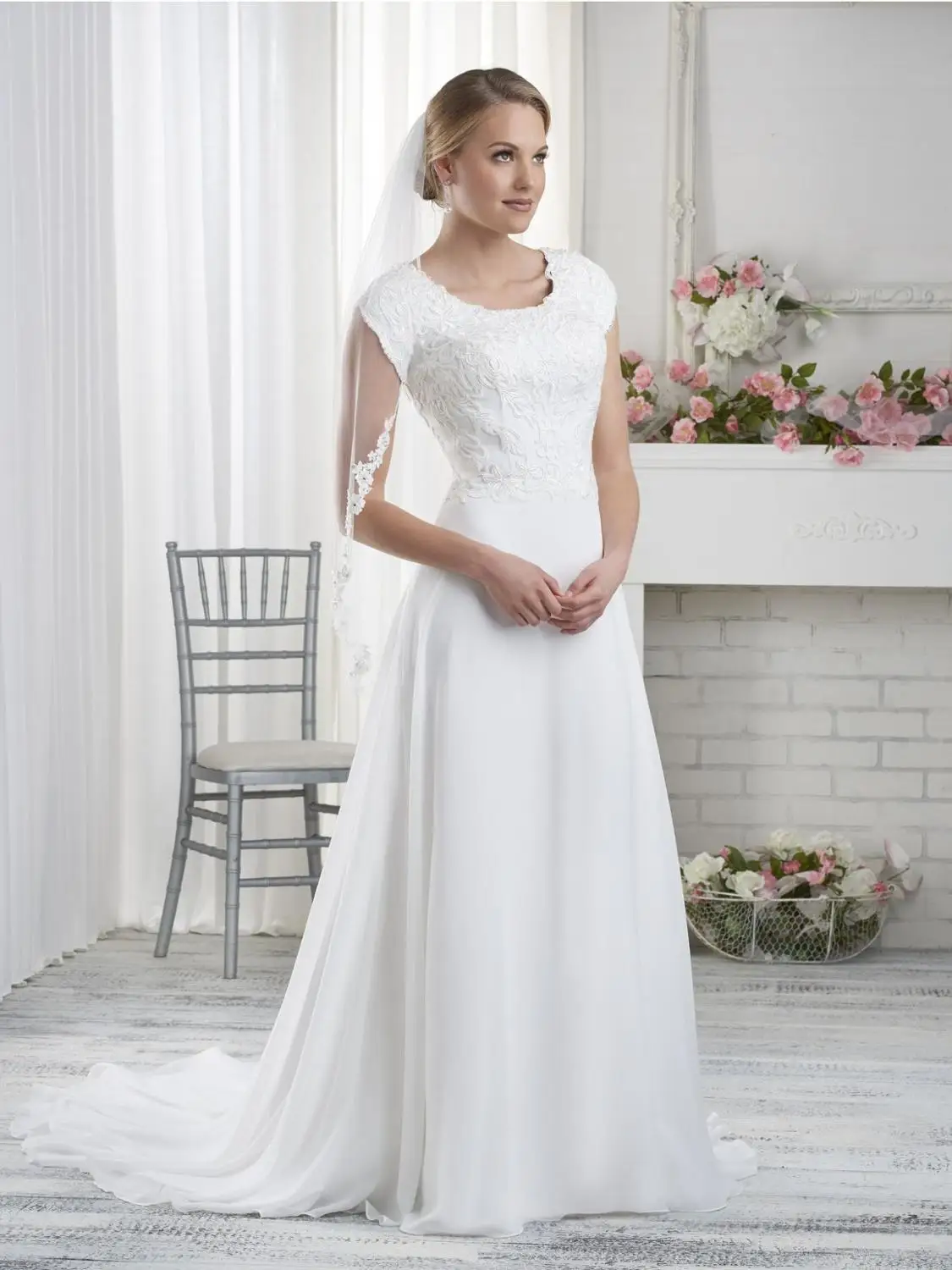 

Lace Chiffon A-line Modest Wedding Dresses With Cap Sleeves Round Neck Short Train Bohemian Informal LDS Summer Bridal Gowns