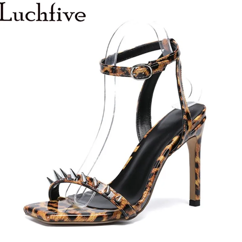 

Luchfive Leopard Tip Strap Spear Rivets Sandals Women Buckle Strap Thin High Heels Runway Patent Leather T-show Shoes Woman