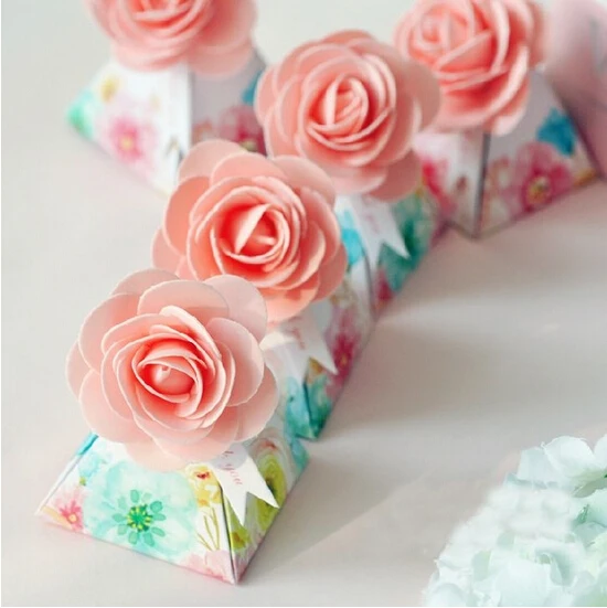 

100 pcs Creative Gift Box Flower Style Triangular Pyramid Candy Boxes Wedding Favors Bomboniera Party Supplies Sugar Box