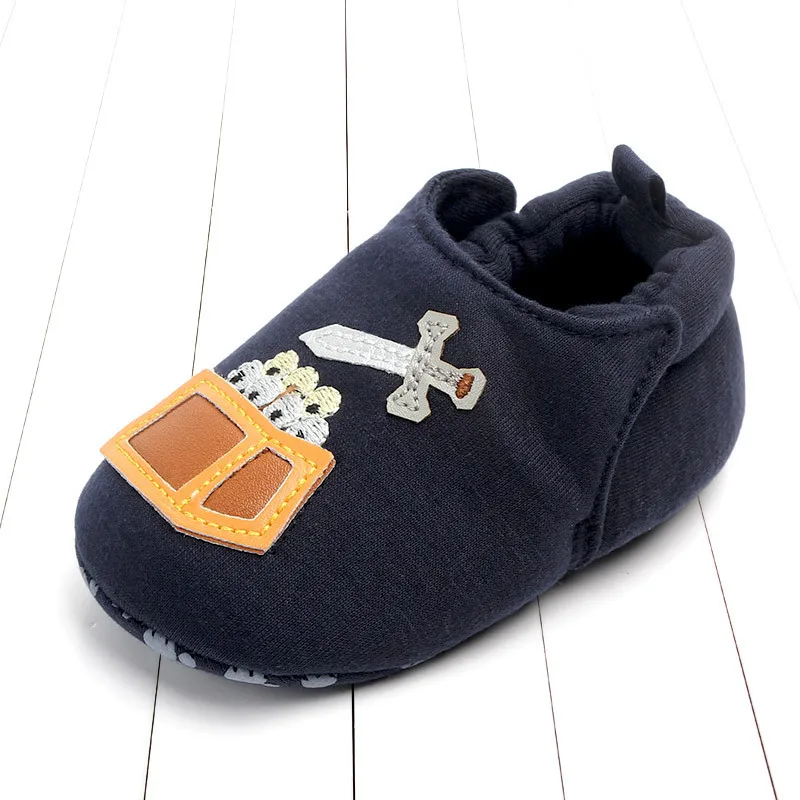 Детская мультяшная обувь милые ботинки на плоской подошве для новорожденных мальчиков и девочек нескользящая обувь с мягкой подошвой детская обувь для нахождения в кроватке - Цвет: Blue Cartoon Soldier