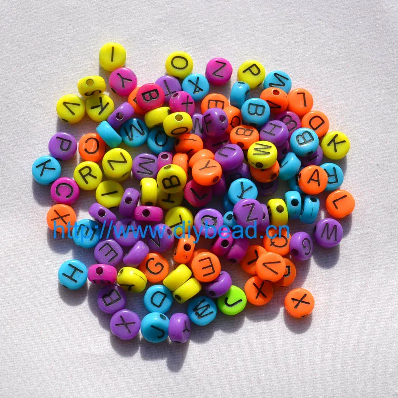 Плоские разноцветные акриловые бусины в форме сердца 7 мм с буквами для рукоделия