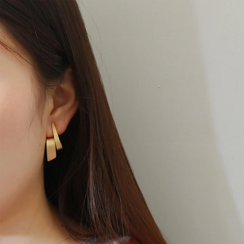 Новые модные матовые золотые скрученные геометрические дизайнерские сгибающиеся медные серьги для женщин Элегантный ювелирный ремень серьги-гвоздики 1 пара