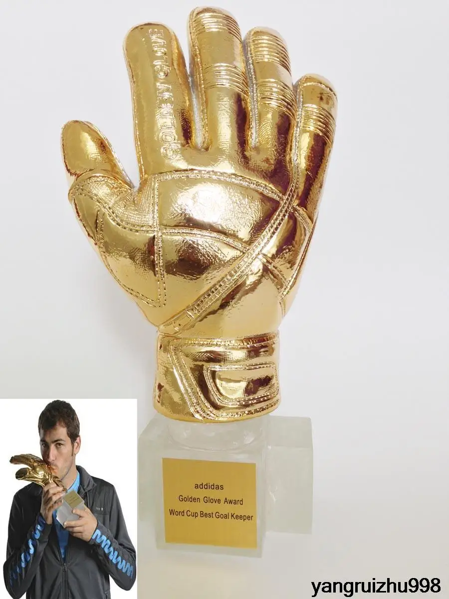 Золотая перчатка трофей. Золотые перчатки вратарь. Золотая перчатка награда. Золотая перчатка футбольная награда. Золотая перчатка награда вратарю.