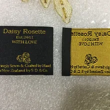 Одежда бренда этикетки и ярлыки на заказ тканые ярлыки конец складные ярлыки для одежды частный логотип этикетки Золотой текст черный фон