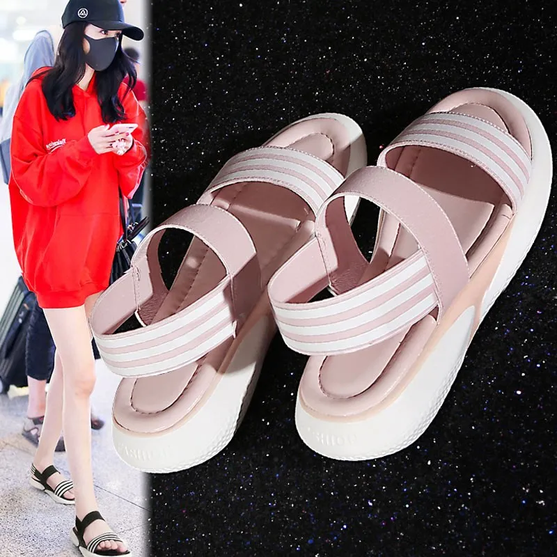 

Chic fairy cakes summer 2019 new female students Korean version of the wild flat net red sandals women's port wind shoes
