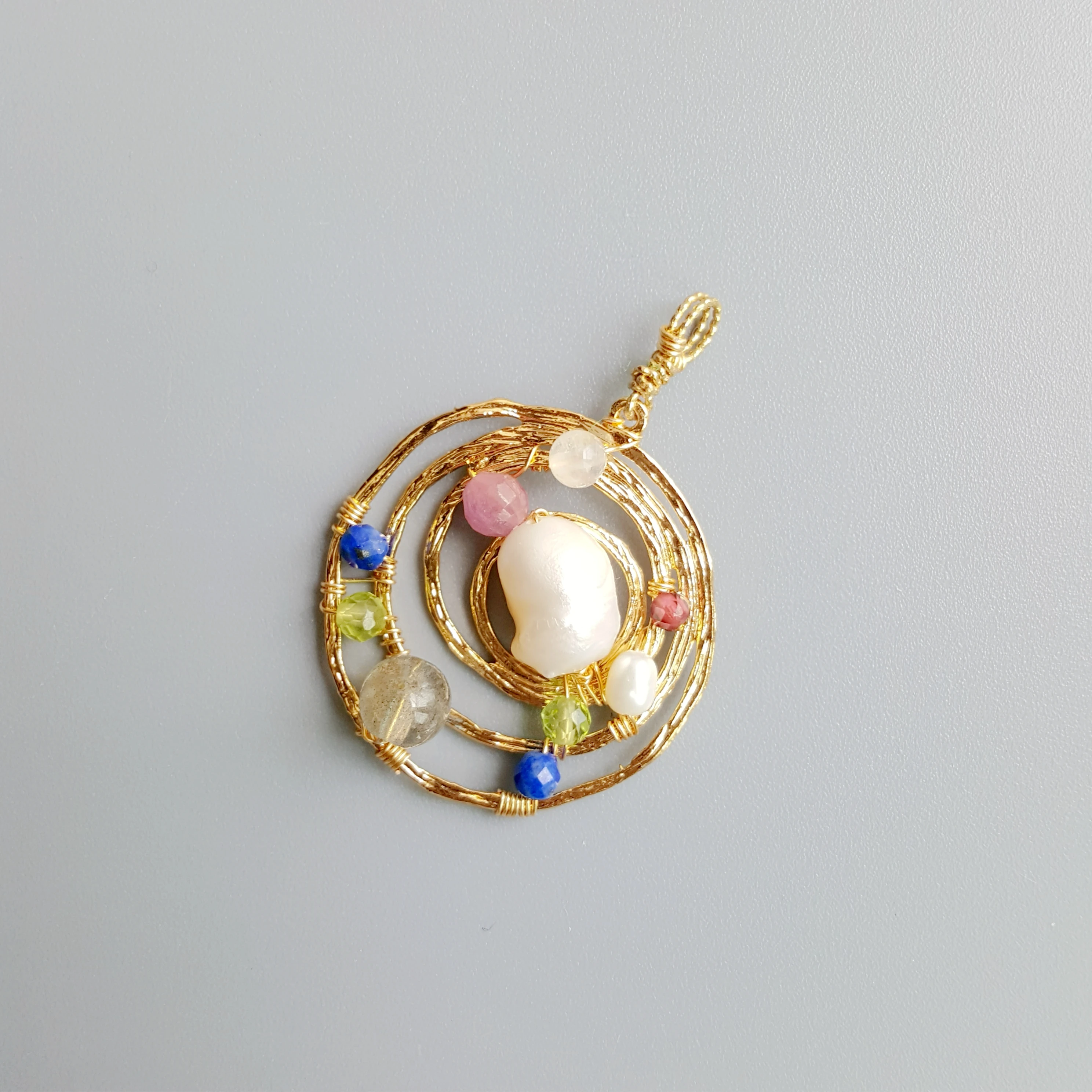 

Lii Ji The Planet -Freshwater Pearl Real Stone Ruby Lapis Lazuli Moonstone Labradorite Geometric Circle Gold Color Pendant