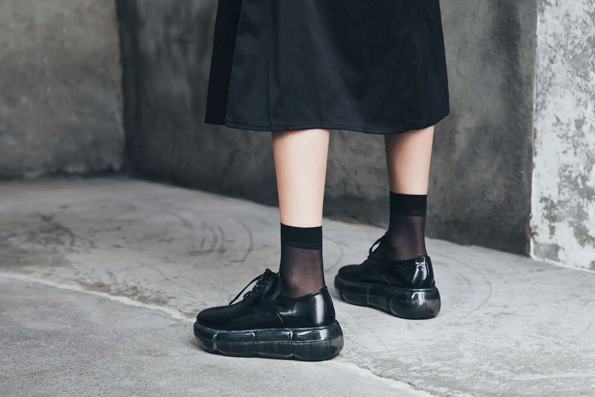 Lenkisen/черные кроссовки на плоской платформе со шнуровкой и натуральным лицевым покрытием в европейском стиле; Повседневная Вулканизированная обувь с круглым носком; L09