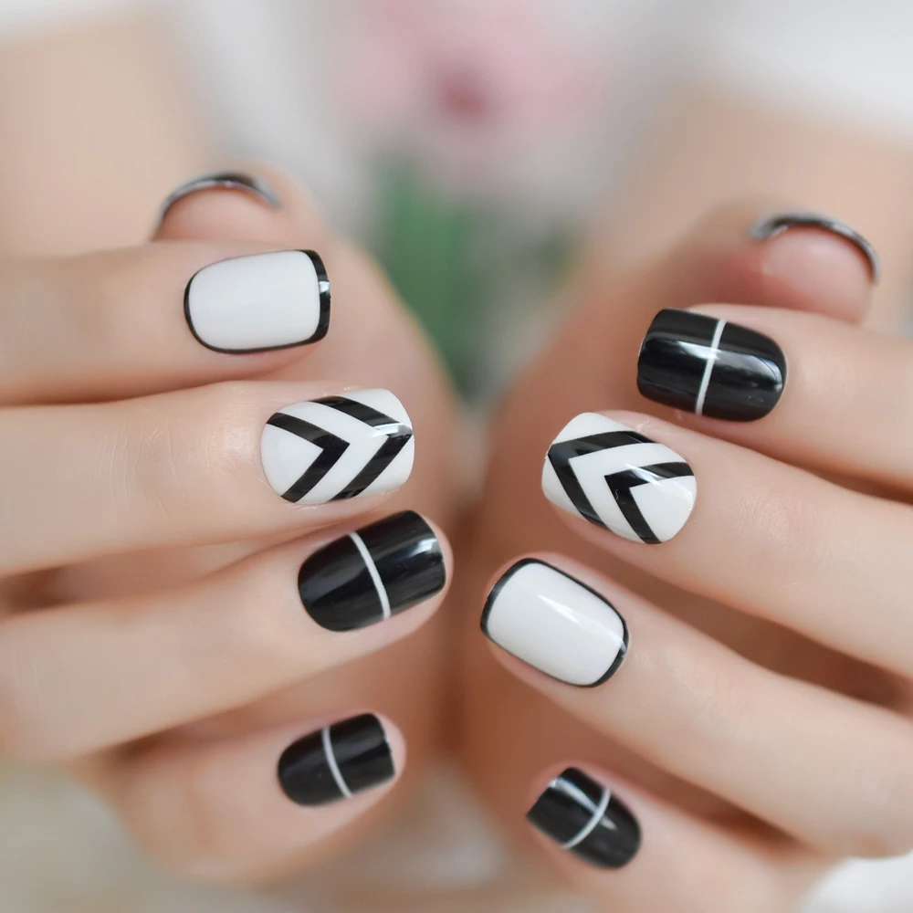 

24Pcs Short Square False Nails with Full Nail Geometry Decoration Noble Handmade Pre-designed Nail