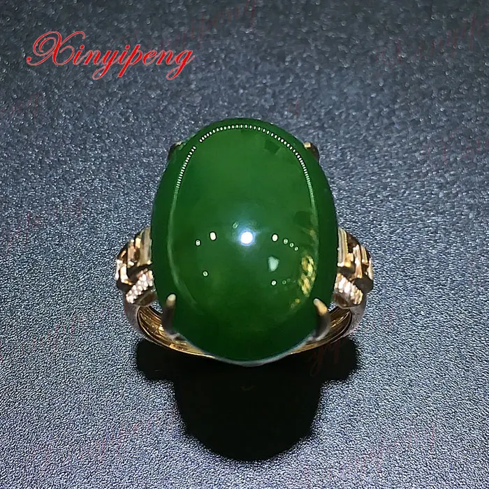 

18 k rose gold with 100% natural jade ring Spinach is green Simple and easy Fine jewelry With diamond