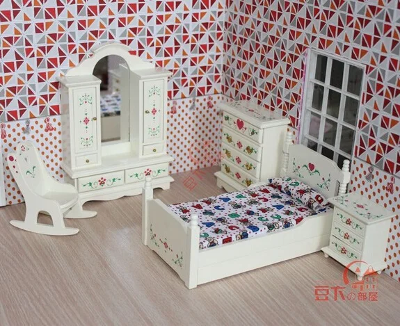 muebles para casita de muñecas pintados