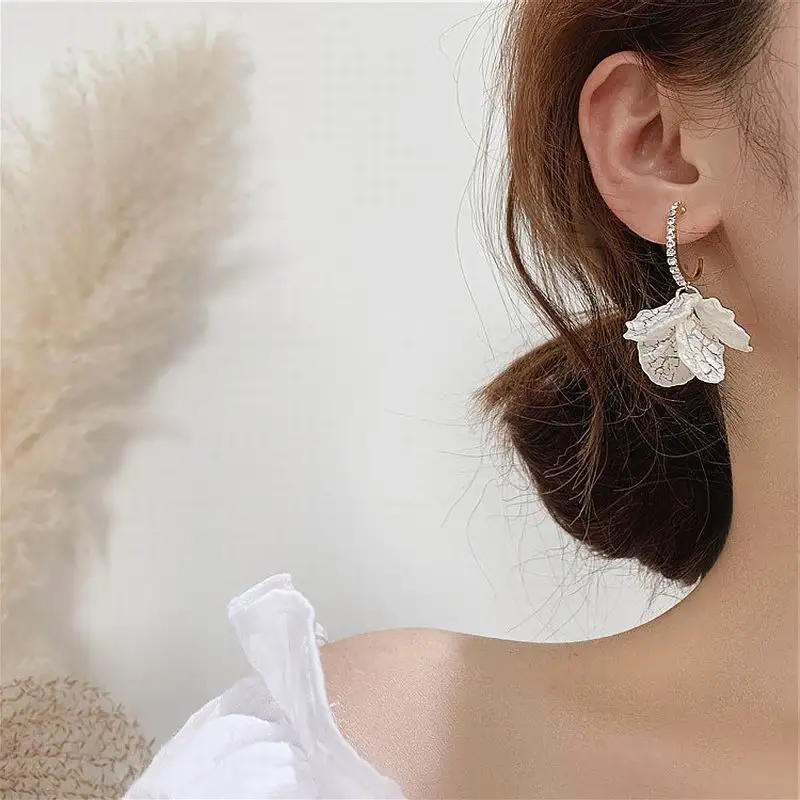 Новые белые лепестки цветка корейские серьги для женщин шикарные ювелирные изделия Висячие pendientes