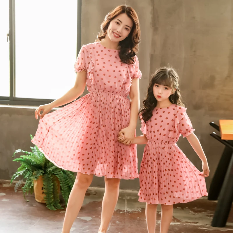 

Summer Mom & Kids Dresses Chiffon Dot Pleated Girls Dresses Soft Parent-child Clothes Fashion Beach Wear Vestidos
