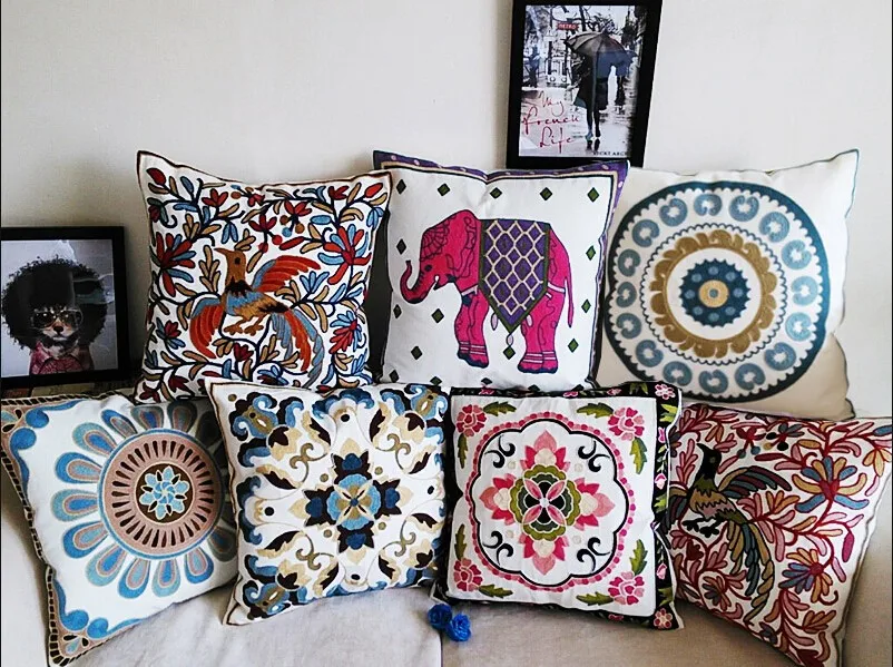 Housse de coussin canapé brodée