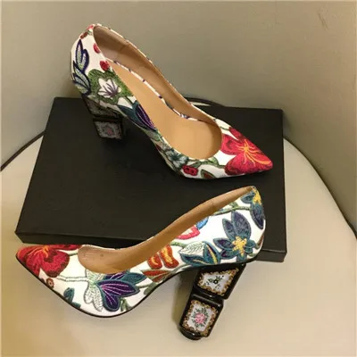 White Red Новинка, шикарные свадебные туфли с вышивкой, женские атласные туфли-лодочки на высоком квадратном каблуке с цветочным принтом и роскошной цветочной вышивкой, zapatillas mujer - Цвет: White Red