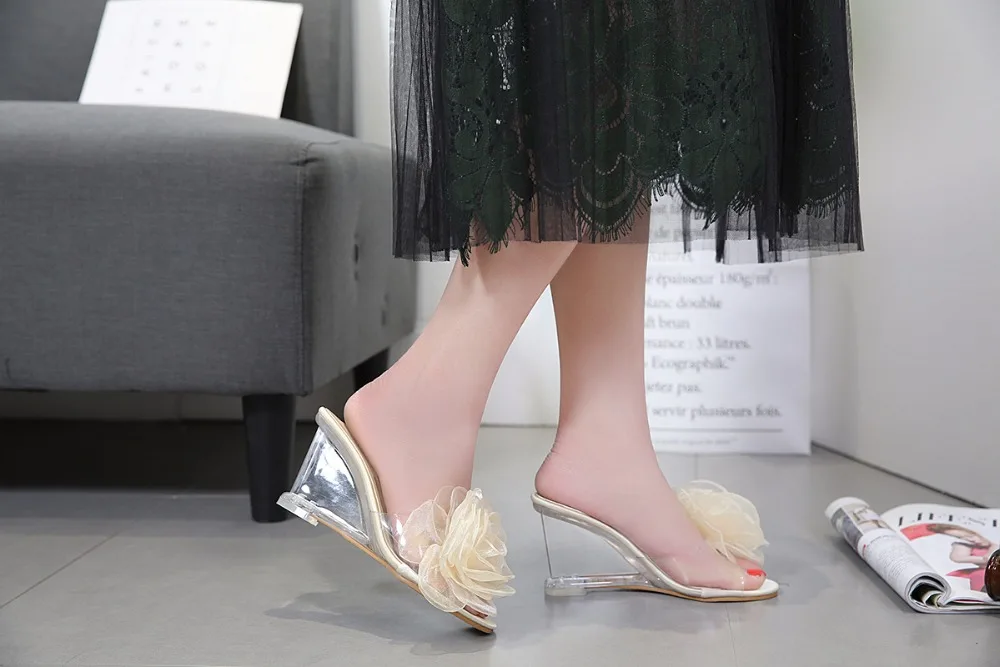 Шлепанцы; 4 цвета; женская летняя обувь; Новинка года; пикантные прозрачные босоножки на высоком каблуке с цветочным узором