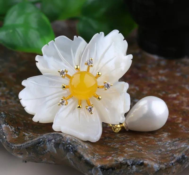  shell flower brooch  (2)