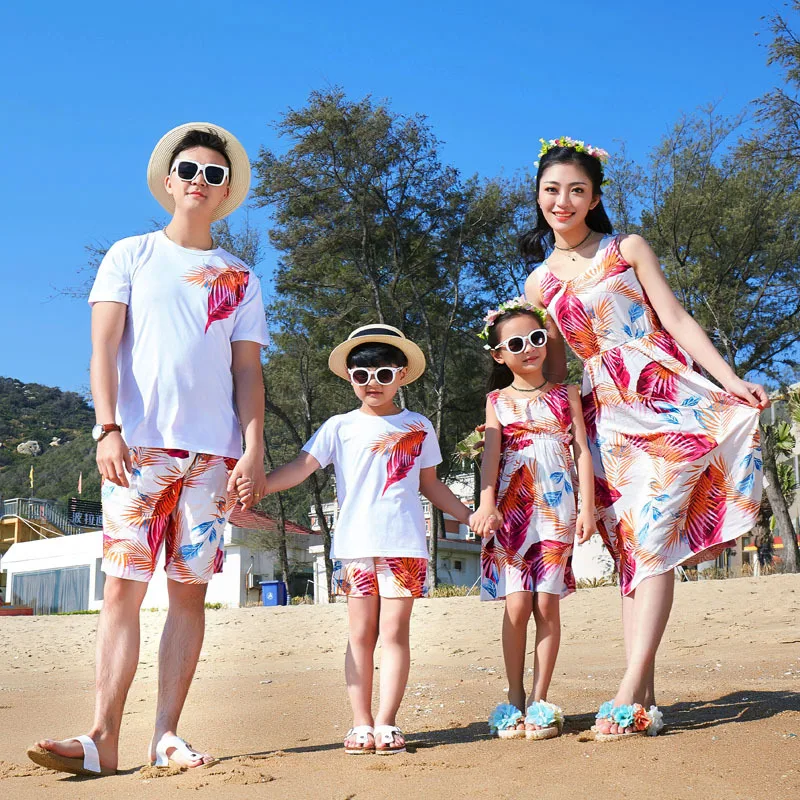 

Leaf Print Family Matching Beach Wear Mother Girl Bathing Suit Mom Daughter Swimsuit Father Son Beach Shorts Children Swimwear
