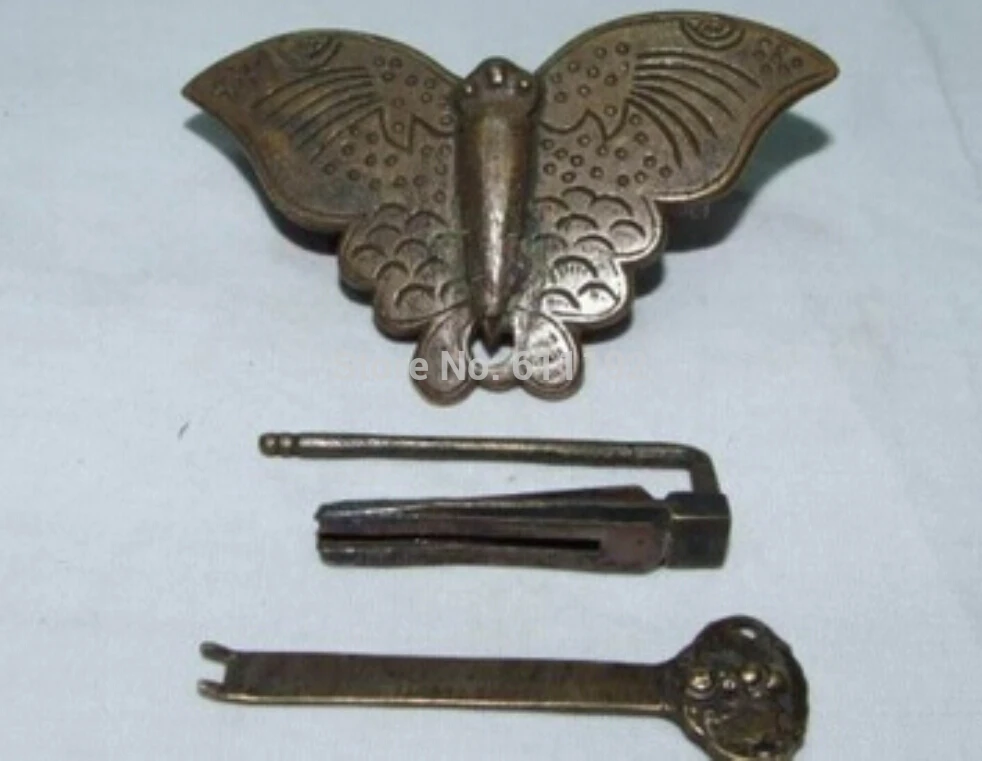 

Art Collection Chinese old style vintage copper Carved lucky butterfly statue lock and key
