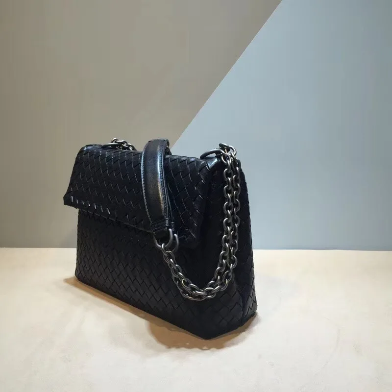 Woman Iron chain The single shoulder bag Internal and external dermis factory outlet Hand knit Woven bag