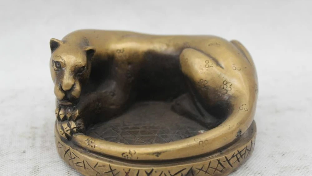 

3"Chinese Folk Pure Bronze Lucky excellent Lifelike leopard ashtray Statue