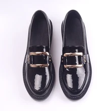 Обувь в британском стиле; женские мокасины с металлической пряжкой; лоферы с квадратной пряжкой; полуботинки из лакированной кожи; обувь на плоской подошве с круглым носком и заклепками