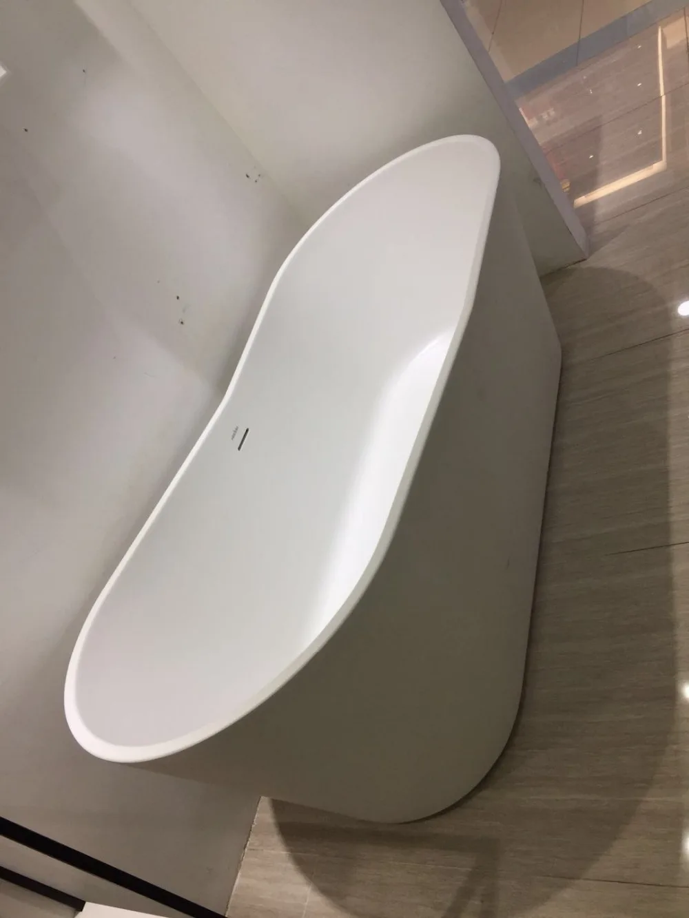 1650mm Seamless Fabrication Freestanding Bathtub White Matt Surface Finishing Soaking Tub With Overflow W0025