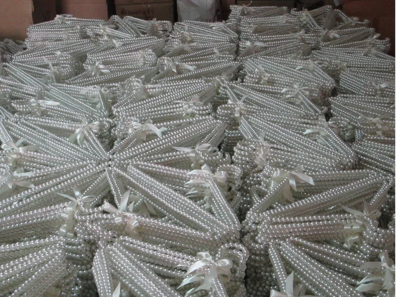 

Factory direct sale white pearl women costs or skirts display plastic beads hangers