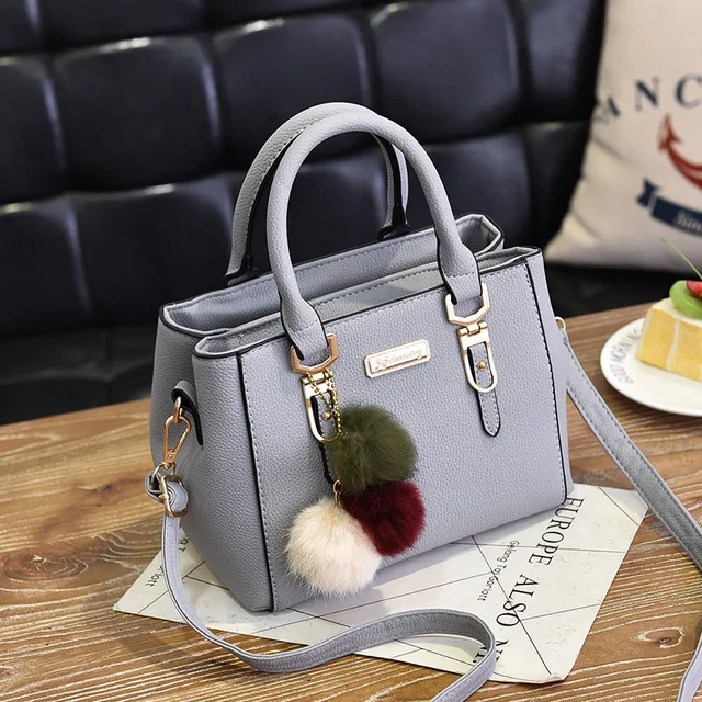 Borsa a mano da donna con ciondolo perlato e tracolla impressa_voghion.com