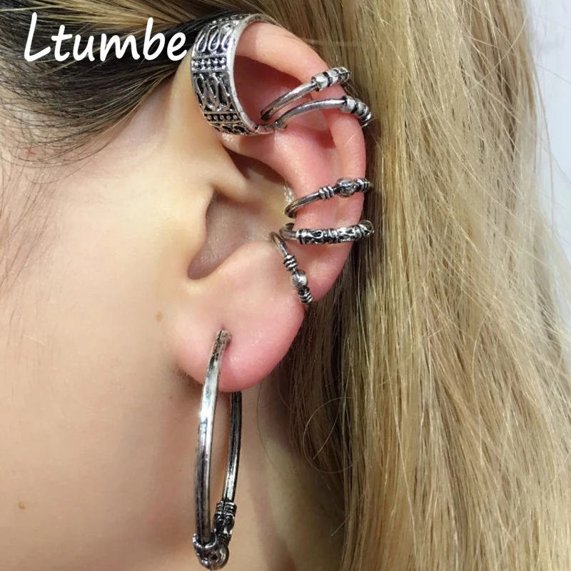 парень с серьгой. пирсинг с цепочкой на ухо. серьги каффы. панк серьги. панк серьги.